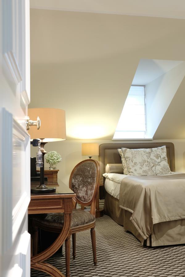 Althoff Grandhotel Schloss Bensberg Bergisch Gladbach Exterior foto A room at the hotel